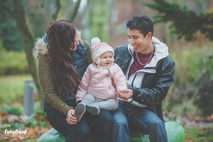 barnfamilj i höstpark