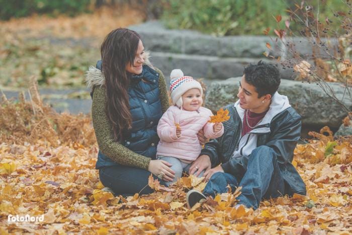 barnfamilj i höstpark
