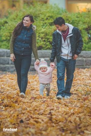 barnfamilj i höstpark