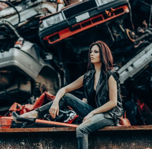 Location location! Ingen AI i den här bilden inte. En throwback med en äkta skrothög i bakgrunden och så en E med attityd förstås.