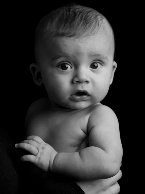 Visst är det fint med neutrala svart/vita porträtt? Det blir tidlöst, klassiskt och stämningsfullt. Funkar alltid! #fotonord #fotograf #umeå #familjefotograf