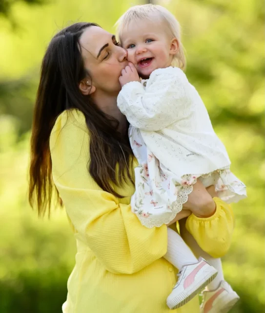 Sol, sommar och familjeglädje. Vill du också ha den här typen av bilder på familjen? Hör av dig! Nu är det perfekta förutsättningar att skapa riktigt fina sommarbilder. #fotonord #familjefotograf #umeå
