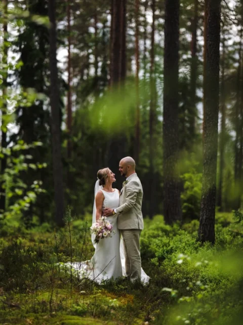 Bröllopssäsongen 2026 kunde inte börjat bättre. Jag fick tillbringa en heldag med det här mysiga paret i ett somrigt Tavelsjö. Från smink och påklädning på morgonen till klackarna i taket på kvällskvisten. Temat för porträtt sessionen var "skog" och det blev det sannerligen. En helt fantastisk dag i kärlekens tecken. First look fotograferingen var något av de finaste ögonblick jag har varit med om under mina snart 20 år som bröllopsfotograf. Tack C & A att jag fick hänga med på er stora dag! #bröllopsfotograf #umeå