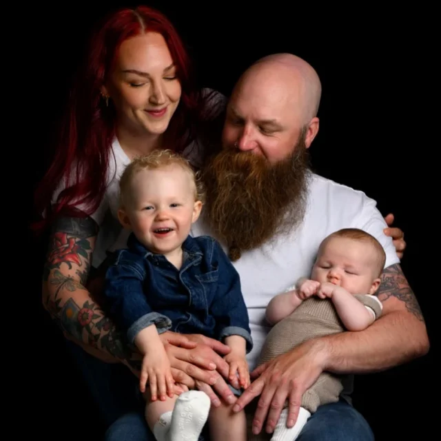 Jag tycker alltid man ska passa på att ta lite familjebilder när man fotar barnen. Inte bara för nuet utan för framtiden. Tänk vad kul för barnen när de blir stora att ha bilder tillsammans med föräldrarna. I dagens mobilvärld så fotar vi mer än någonsin, men ärligt talat, hur ofta är ni alla med i bild? #familjefotograf #umeå