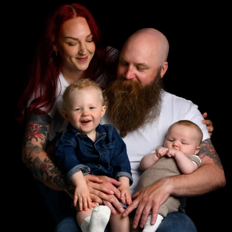 Jag tycker alltid man ska passa på att ta lite familjebilder när man fotar barnen. Inte bara för nuet utan för framtiden. Tänk vad kul för barnen när de blir stora att ha bilder tillsammans med föräldrarna. I dagens mobilvärld så fotar vi mer än någonsin, men ärligt talat, hur ofta är ni alla med i bild? #familjefotograf #umeå