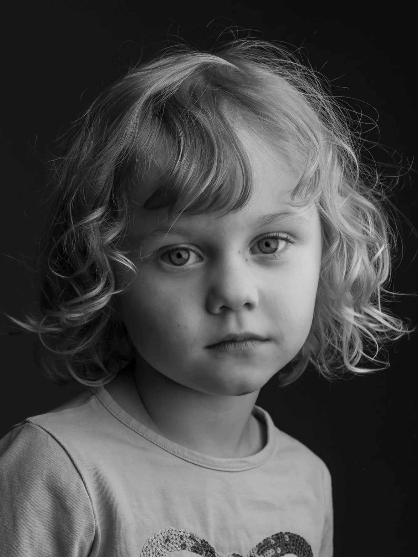 Ibland känner man direkt man trycker på avtryckaren att ”där satt den” innan man ens tittat på resultatet. Det här är en sån bild. Enkelt, avskalat och äkta. #porträttfotograf #umeå #fotonord