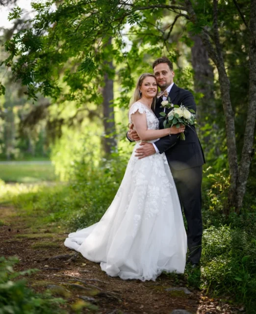 Här är några bilder från ett av sommarens bröllop. J & A hade gjort en perfekt väderbeställning och Lycksele visade sig från sin bästa sida hela dagen. Ett supermysigt och intimt bröllop i den lilla kyrkan på Gammplatsen där gästerna också fick höra på sång i världsklass. En kanondag helt enkelt med mycket glädje och kärlek. Tack för att jag fick ert förtroende! #bröllopsfotograf #lycksele #fotonord