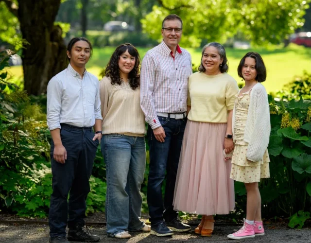Här är en fin familj som ville fota lite familjebilder i en park i stan förra helgen. Passa på att boka nu om du vill ha lite fina utebilder av barnen eller familjen innan Kung Bore trillar in. Det är grönt och skönt fortfarande i Umeå (och i princip myggfritt) Sen är ju snart höstens färger på G också förstås! #fotograf #fotonord #umeå #familjefotograf