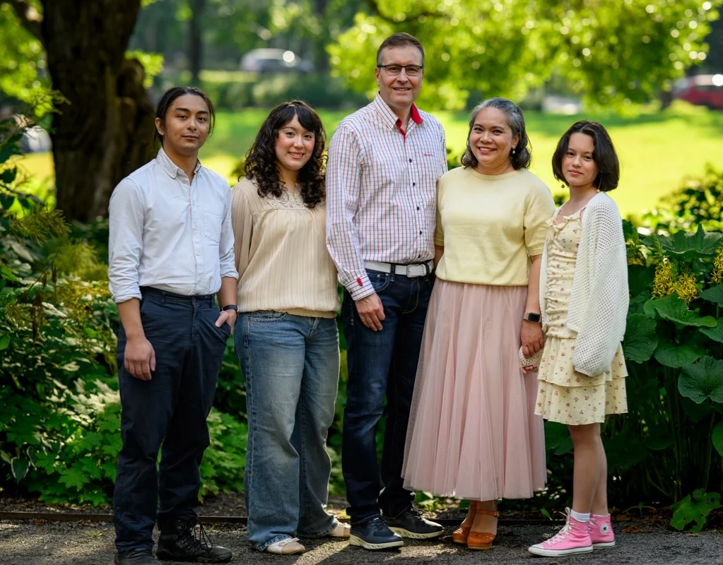 Här är en fin familj som ville fota lite familjebilder i en park i stan förra helgen. Passa på att boka nu om du vill ha lite fina utebilder av barnen eller familjen innan Kung Bore trillar in. Det är grönt och skönt fortfarande i Umeå (och i princip myggfritt) Sen är ju snart höstens färger på G också förstås! #fotograf #fotonord #umeå #familjefotograf