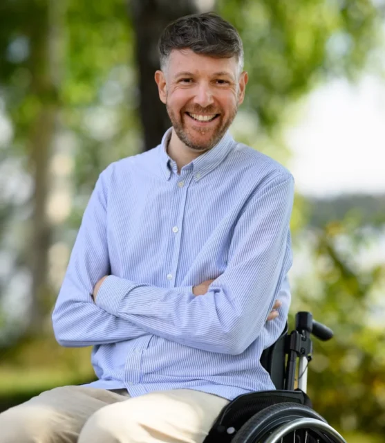 Det är bråda dagar för våra politiker nu med bara tre veckor kvar till valet. Jag fotade riksdagsledamoten för Miljöpartiet, Nils Seye Larsen, @nils_seye, nere vid Umeälven häromdagen. Bara på den lilla stunden som vi fotade kom flera personer fram och hälsade och ville prata politik och valet. Det märks att politik och politiska frågor i högsta grad fortfarande är viktigt i människors liv vilket är förutsättningen för fungerande och livskraftig demokrati. Jag har fotat politiker från de flesta partier under åren jag jobbat som fotograf. Allt från vänster till höger och mitt i mellan. Det är alltid roliga uppdrag och det blir ofta bilder som dyker upp i olika sammanhang. Du röstar väl den 13/9?